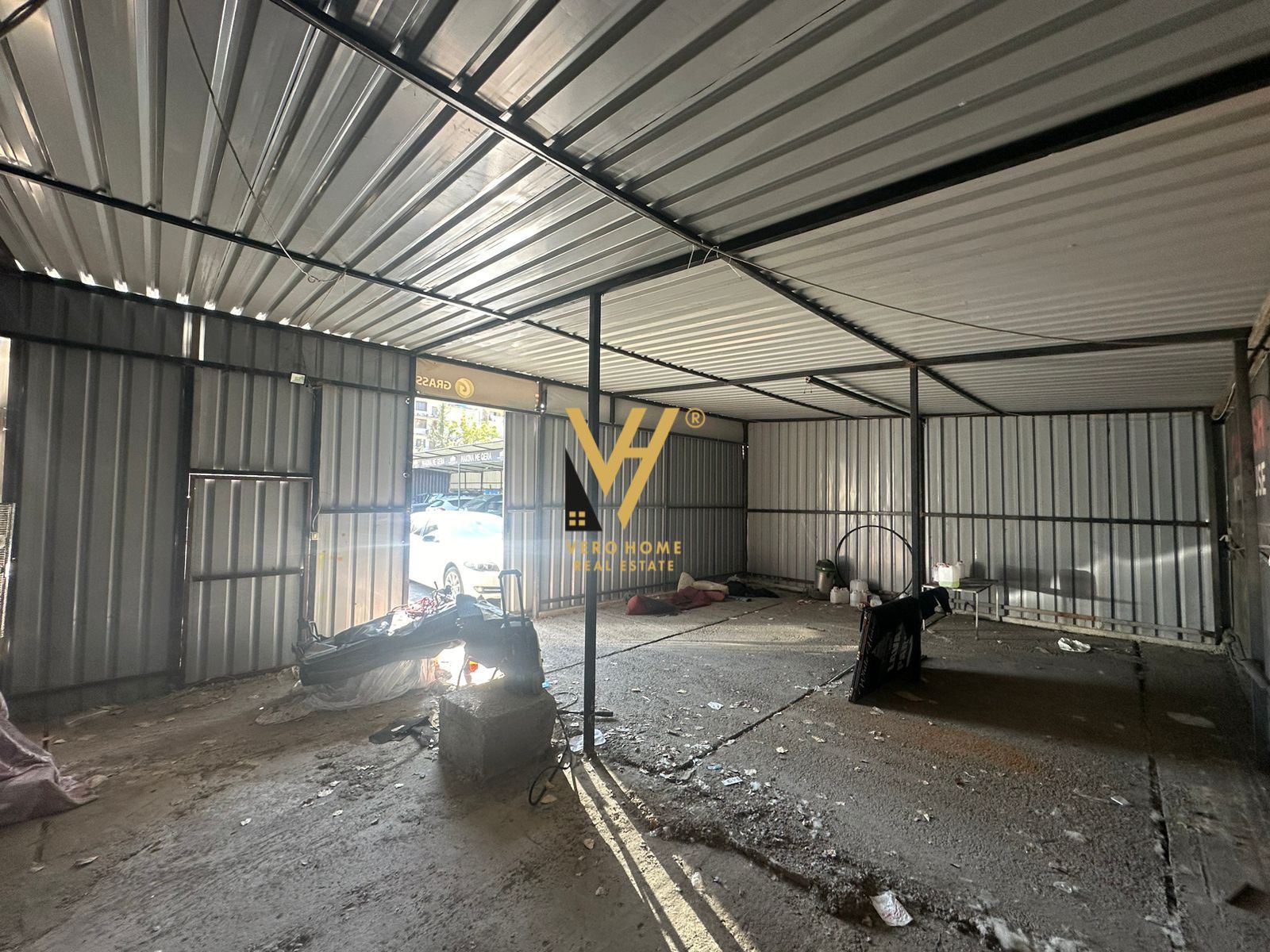 MAGAZINE 140 M2 ME QERA TE RRUGA 5 MAJI 3.000EURO