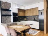 Shitet apartament 3+1 tek Liqeni i Thate