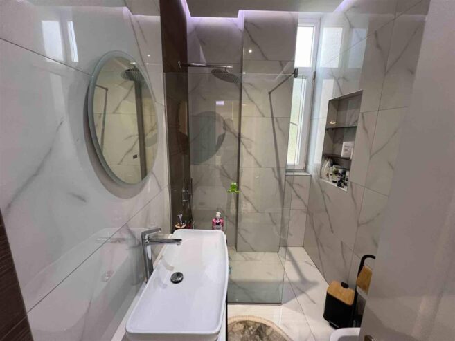 Shitet apartament 3+1 tek Liqeni i Thate