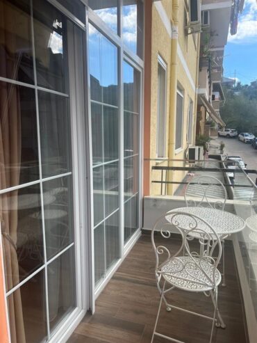 Shitet apartament 3+1 tek Liqeni i Thate