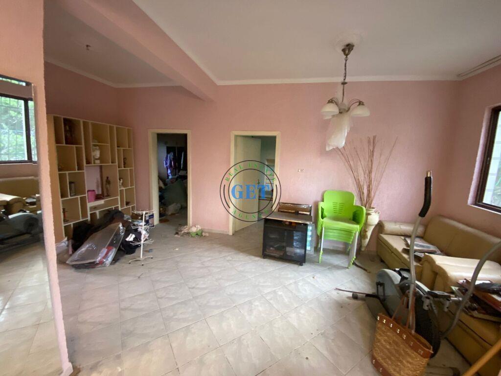 Shitet, Shtepi Private, Prane Shkolles “Hajdar Dushi”, Durre