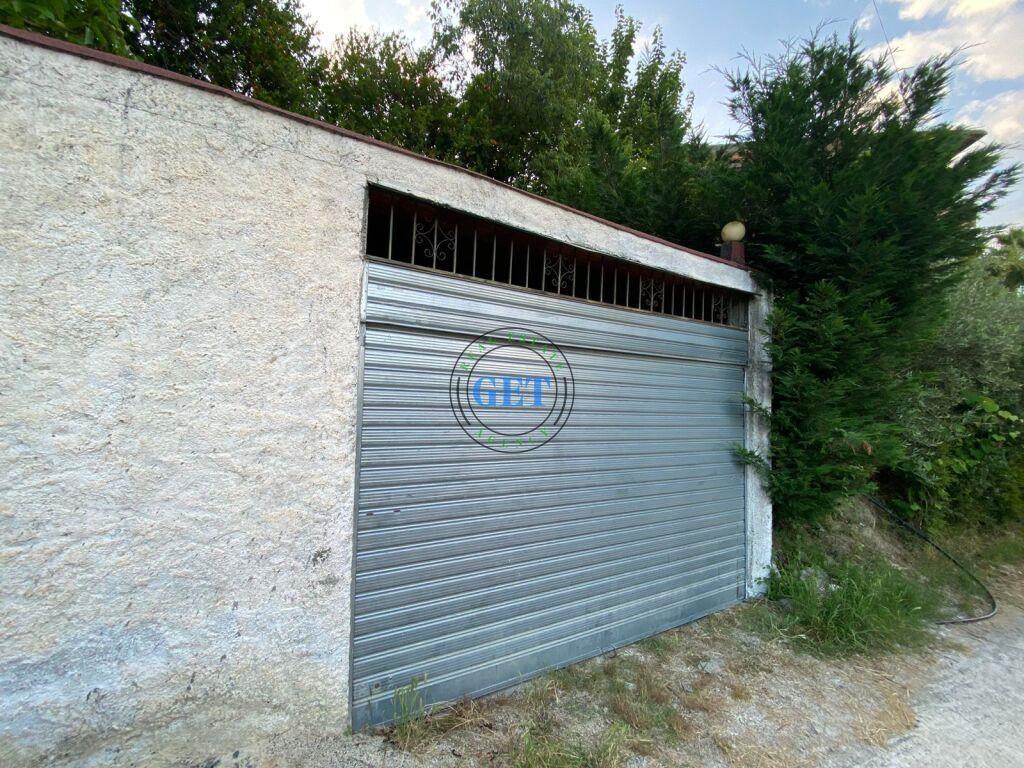 Shitet, Shtepi Private, Prane Shkolles “Hajdar Dushi”, Durre