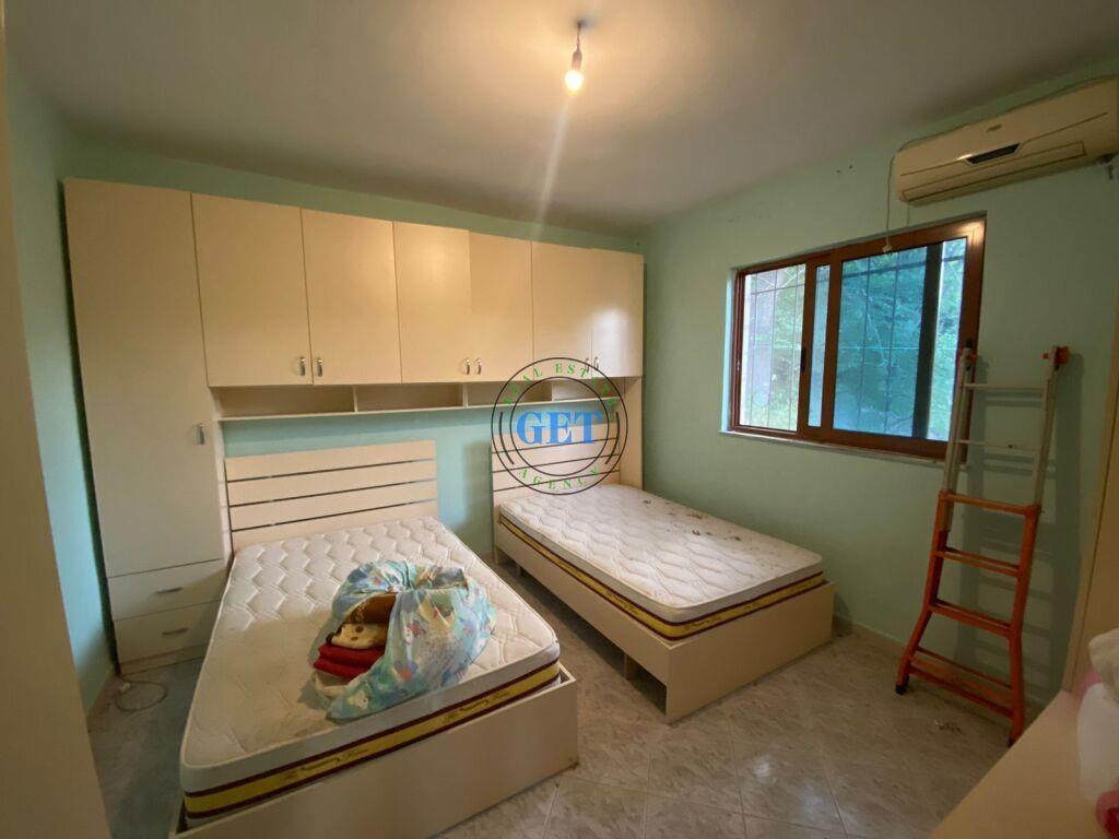 Shitet, Shtepi Private, Prane Shkolles “Hajdar Dushi”, Durre