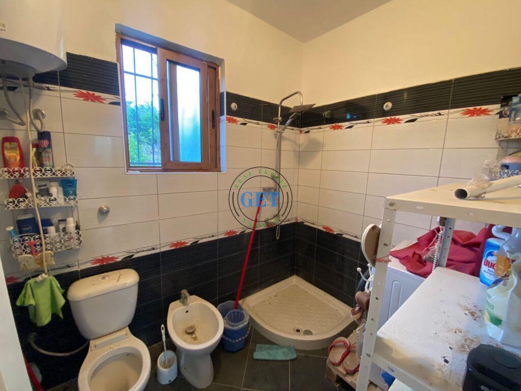 Shitet, Shtepi Private, Prane Shkolles “Hajdar Dushi”, Durre