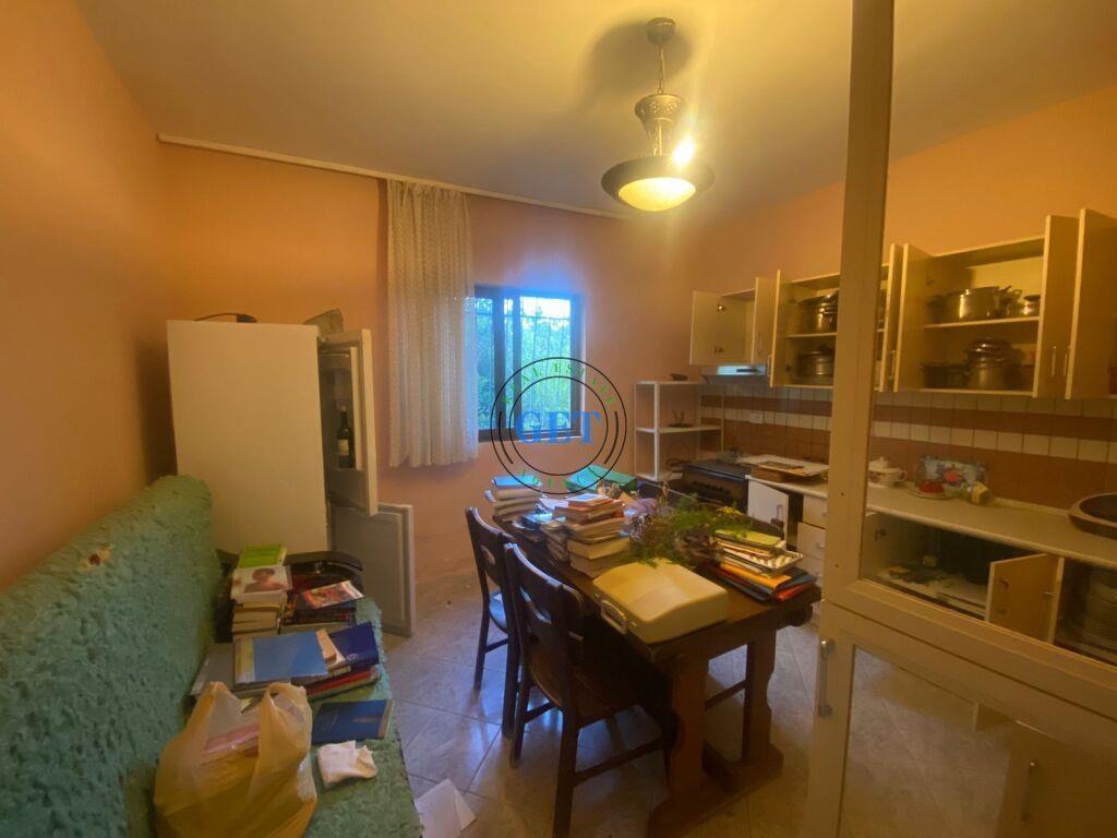 Shitet, Shtepi Private, Prane Shkolles “Hajdar Dushi”, Durre