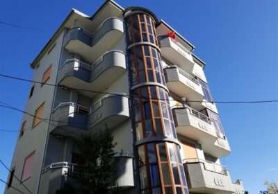 Jap me qera Vile 4 katëshe+papafingo+garazh, 3500 Euro/muaj