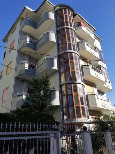 Jap me qera Vile 4 katëshe+papafingo+garazh, 3500 Euro/muaj