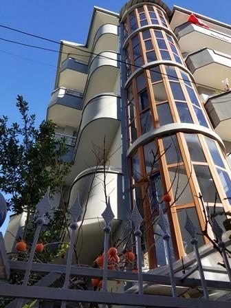 Jap me qera Vile 4 katëshe+papafingo+garazh, 3500 Euro/muaj