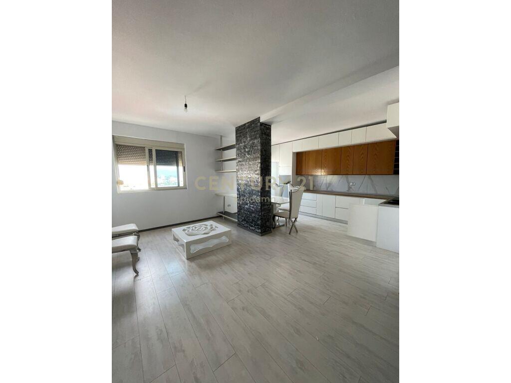 Jepet apartament 2+1 me qera prane Ish Rajonit te Policise,