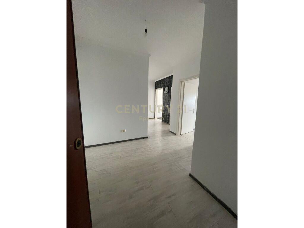 Jepet apartament 2+1 me qera prane Ish Rajonit te Policise,