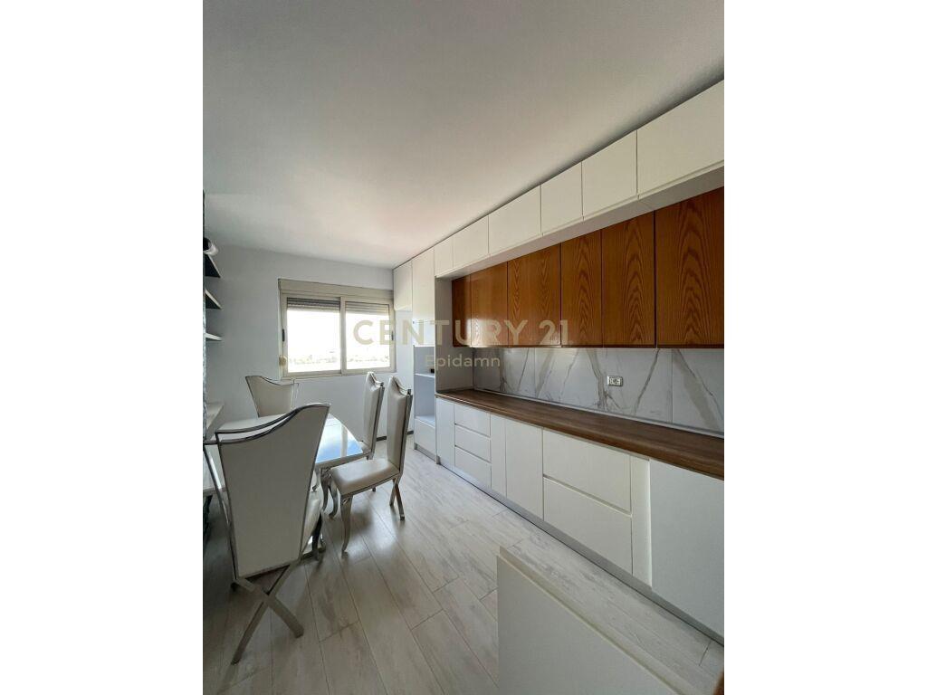 Jepet apartament 2+1 me qera prane Ish Rajonit te Policise,