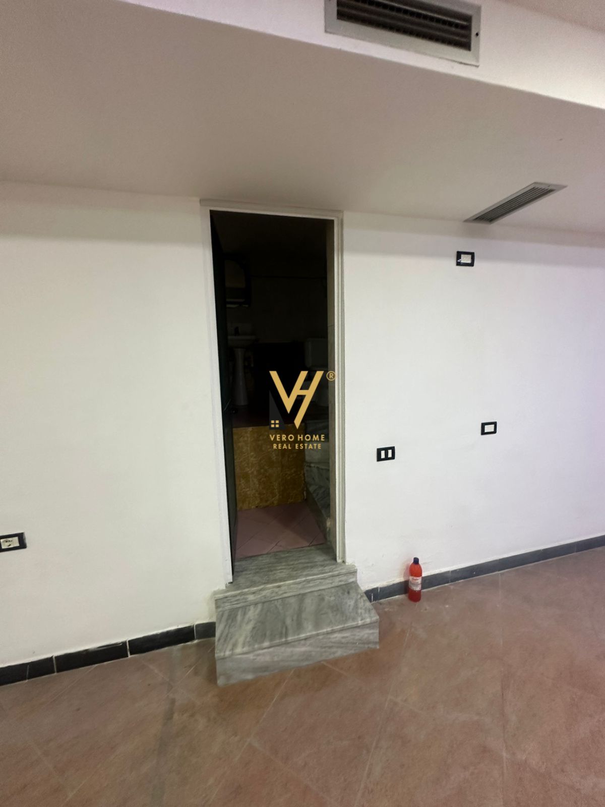 DYQAN 100 M2 ME QERA TE ISH EKSPOZITA SOT 900 EURO