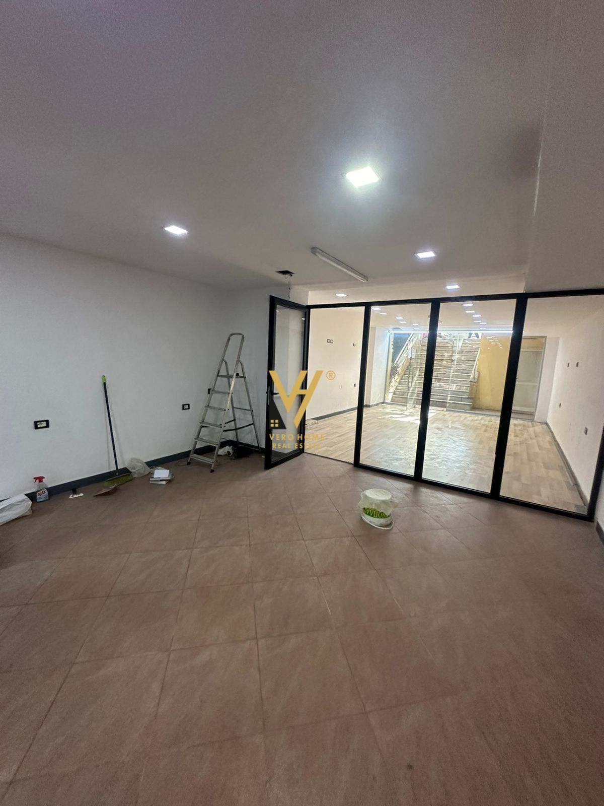 DYQAN 100 M2 ME QERA TE ISH EKSPOZITA SOT 900 EURO