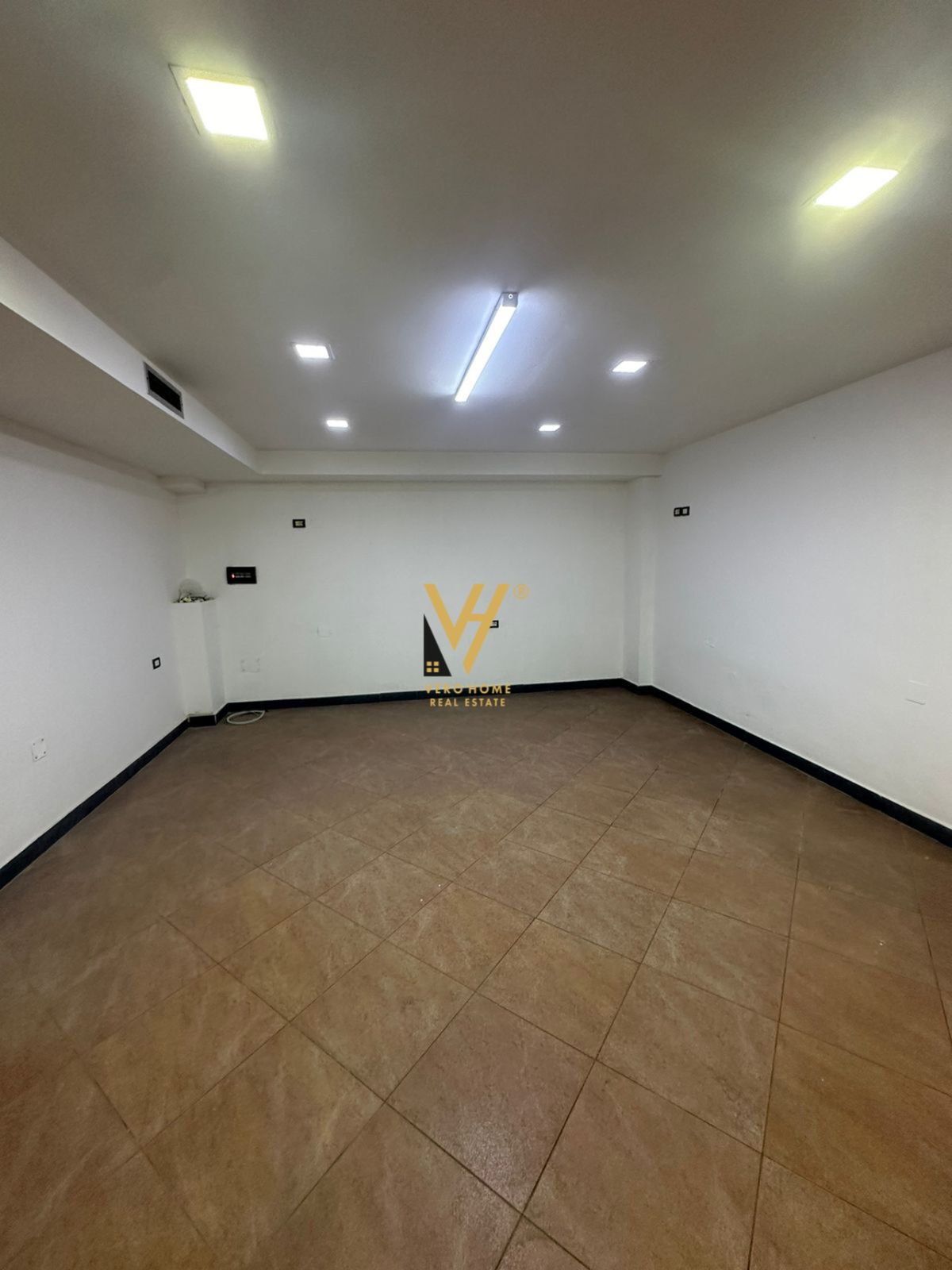 DYQAN 100 M2 ME QERA TE ISH EKSPOZITA SOT 900 EURO