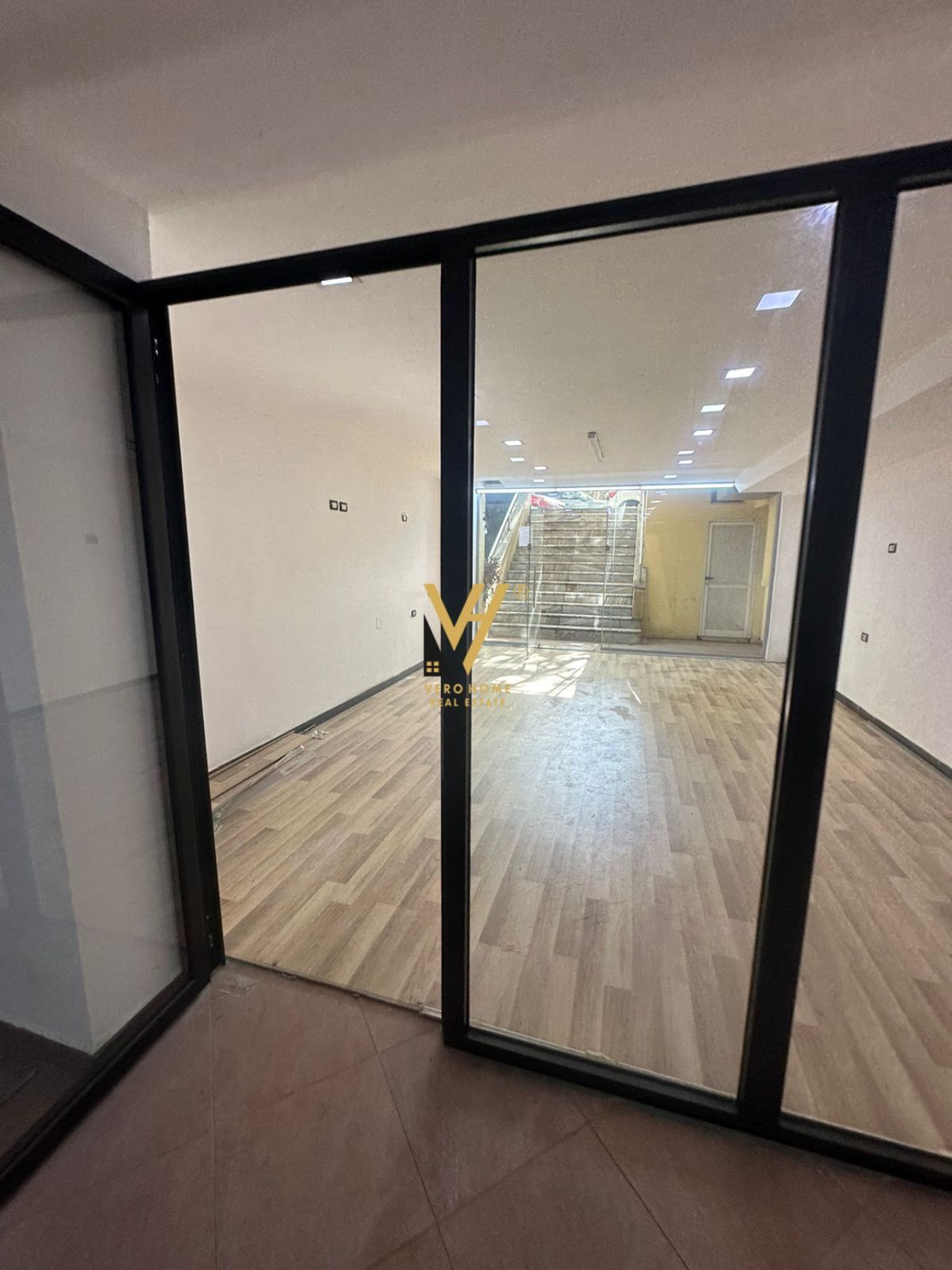 DYQAN 100 M2 ME QERA TE ISH EKSPOZITA SOT 900 EURO