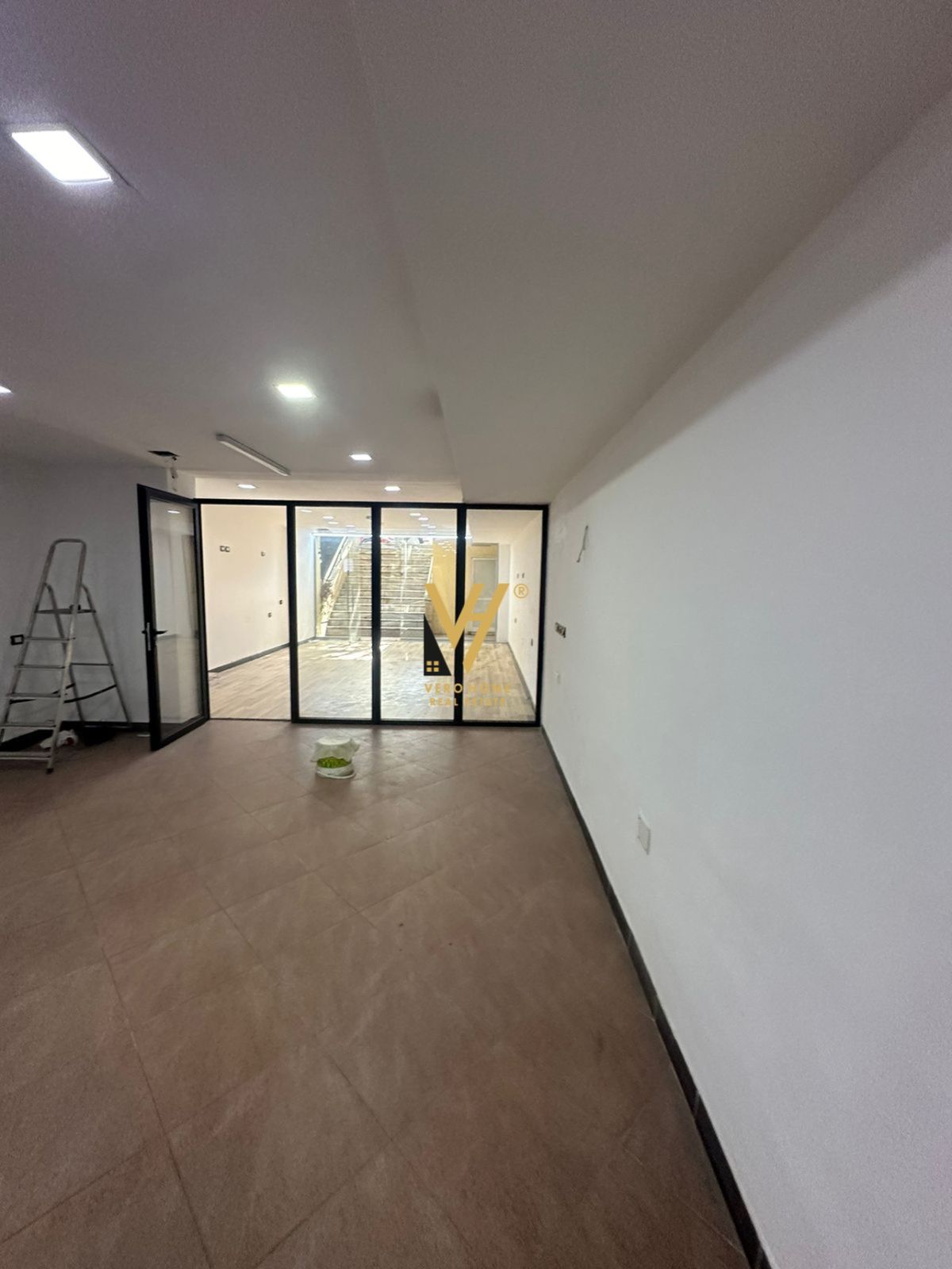 DYQAN 100 M2 ME QERA TE ISH EKSPOZITA SOT 900 EURO