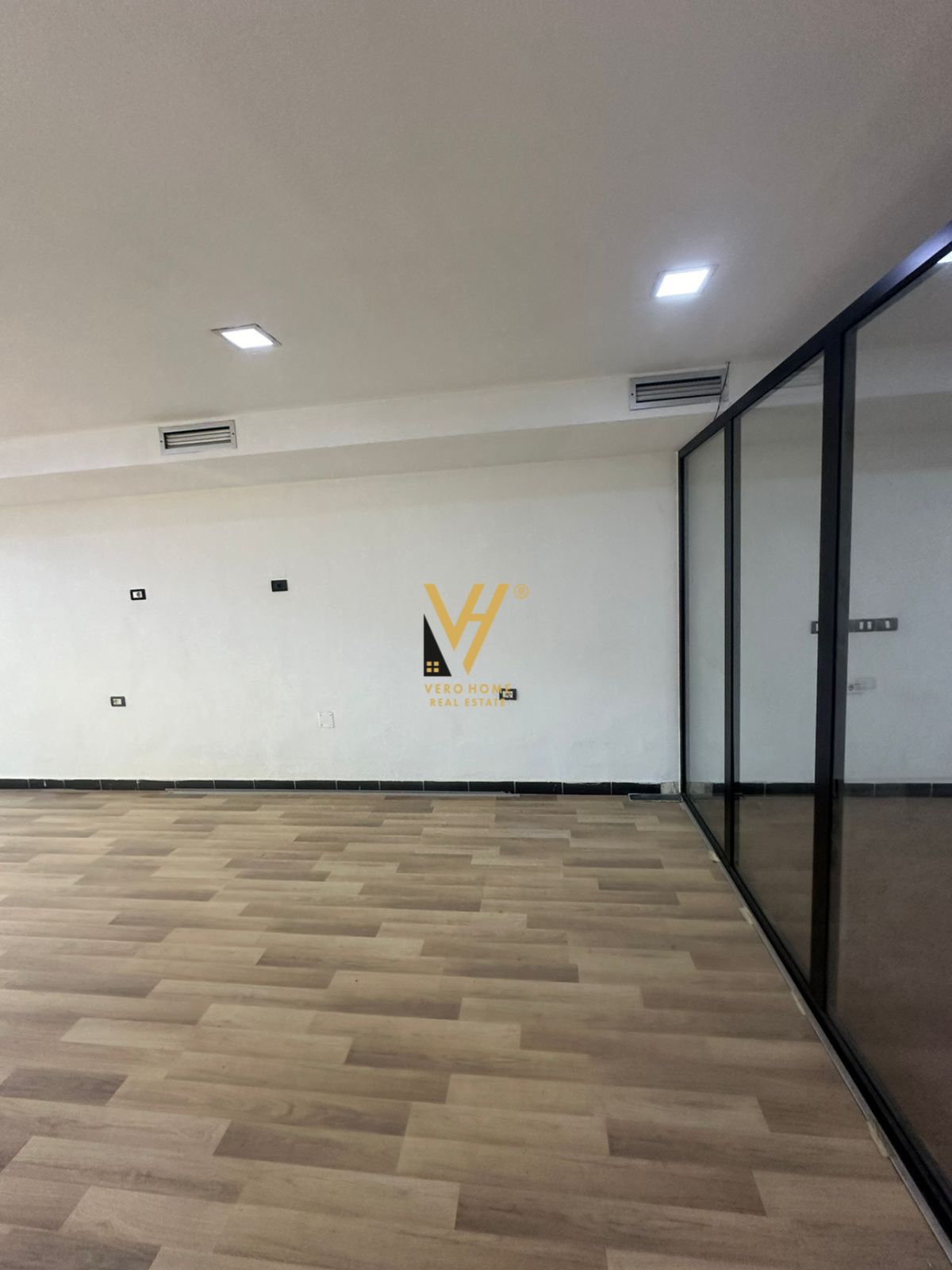 DYQAN 100 M2 ME QERA TE ISH EKSPOZITA SOT 900 EURO