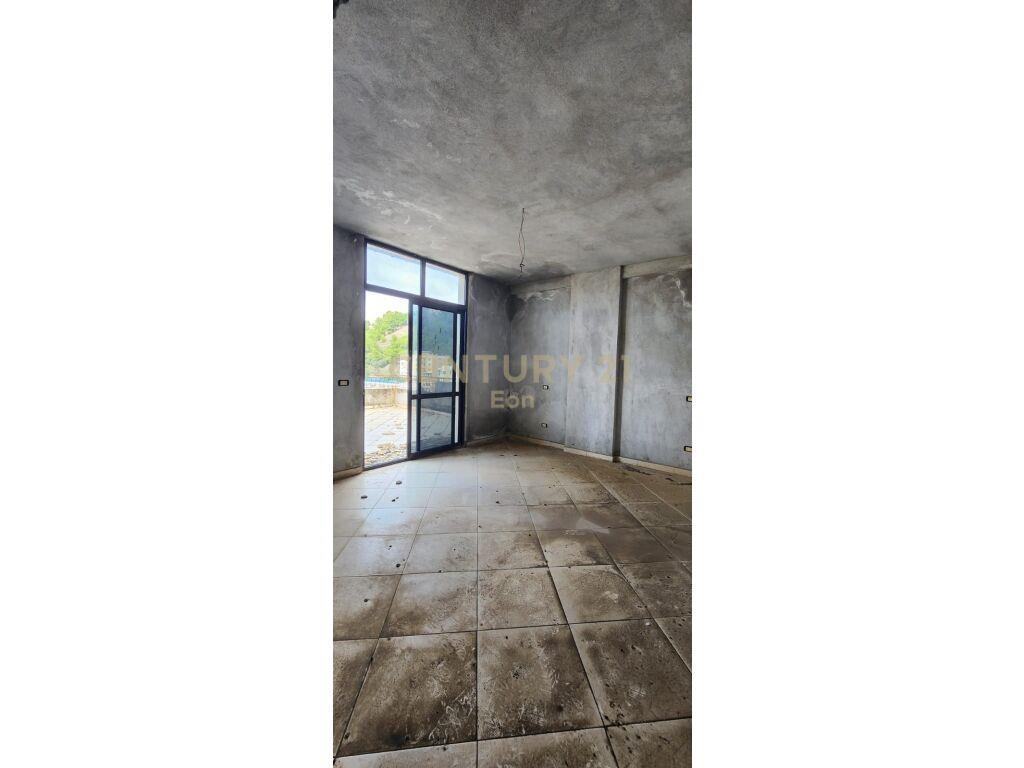 SHITET PAPAFINGO ME PAMJE DETI NE ZONEN E VOLLGES !