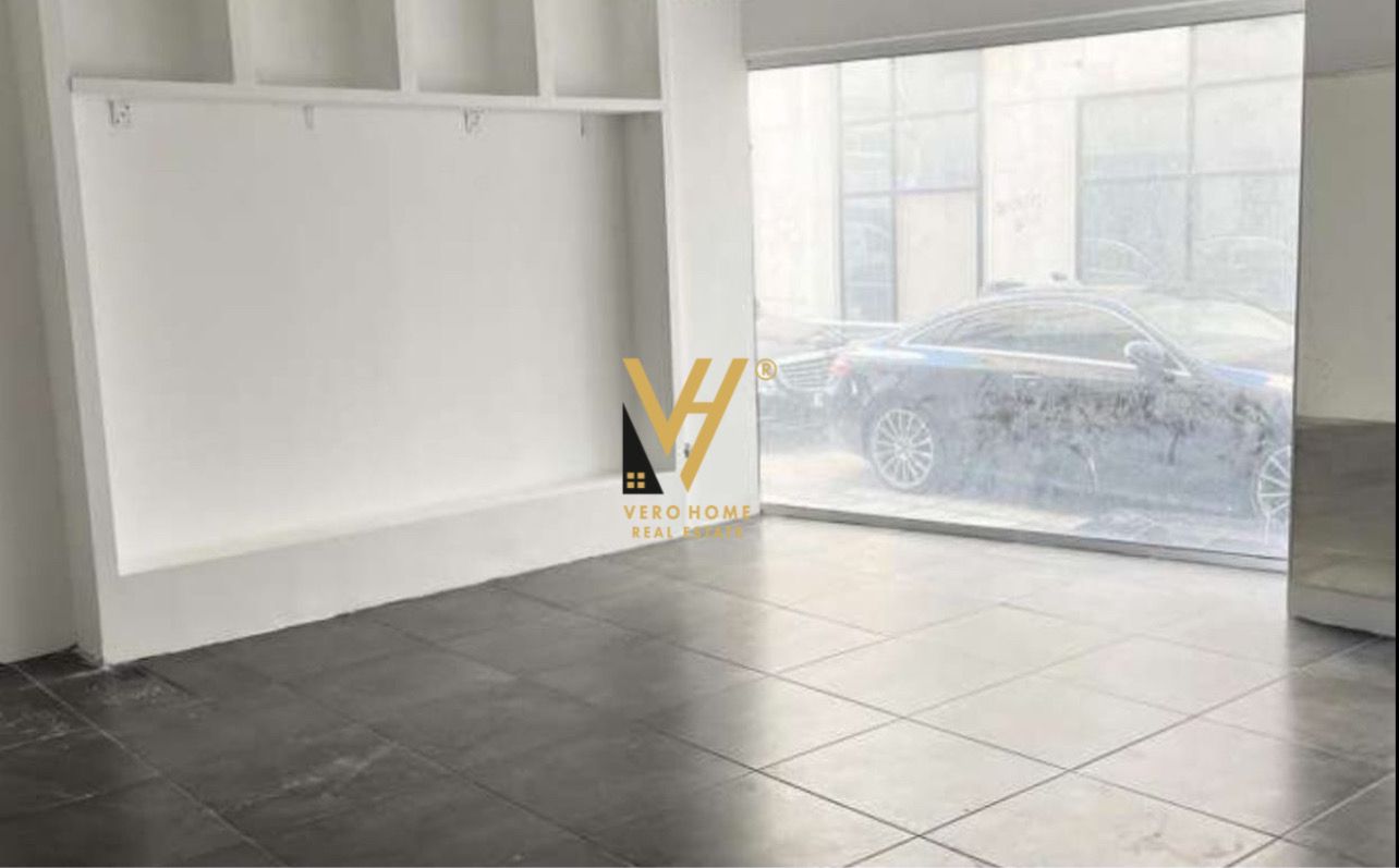 AMBJENT 200 M2 ME QERA NE LAPRAKE 1.500 EURO