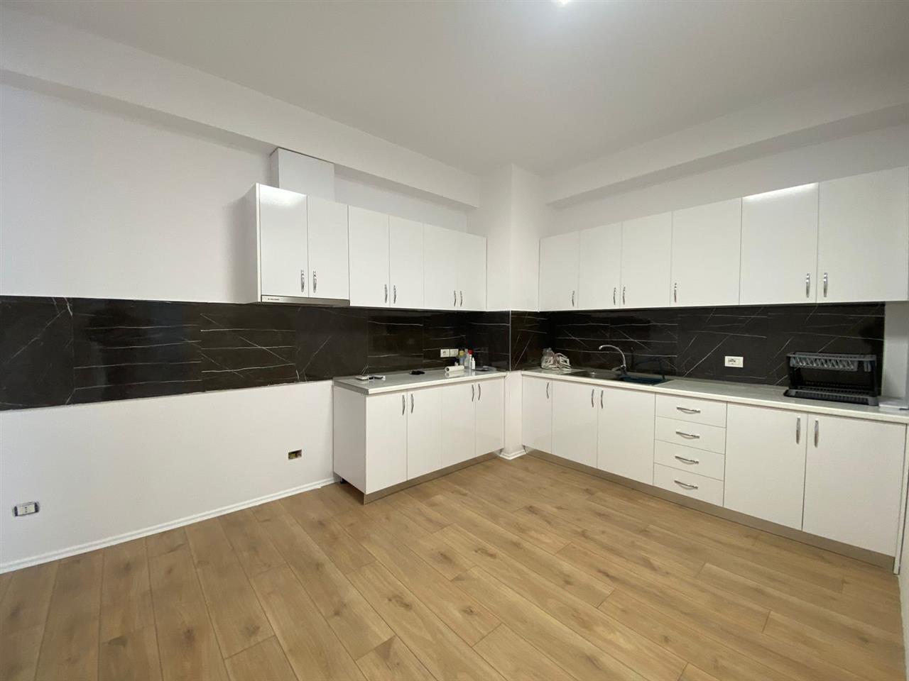 QERA AMBIENT ZYRASH BLLOKU TIRANË