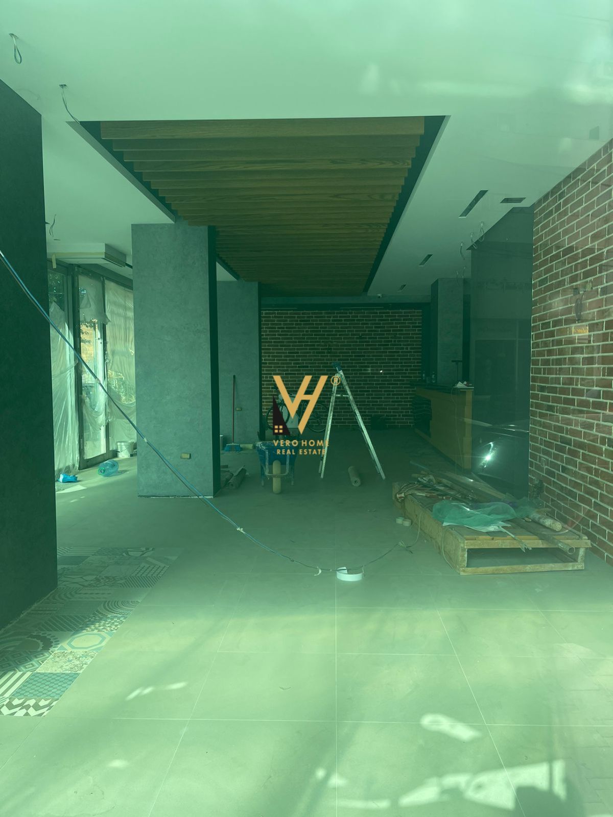 JEPET BAR – KAFE ME QERA TEK UNAZA E RE 1.800 EURO