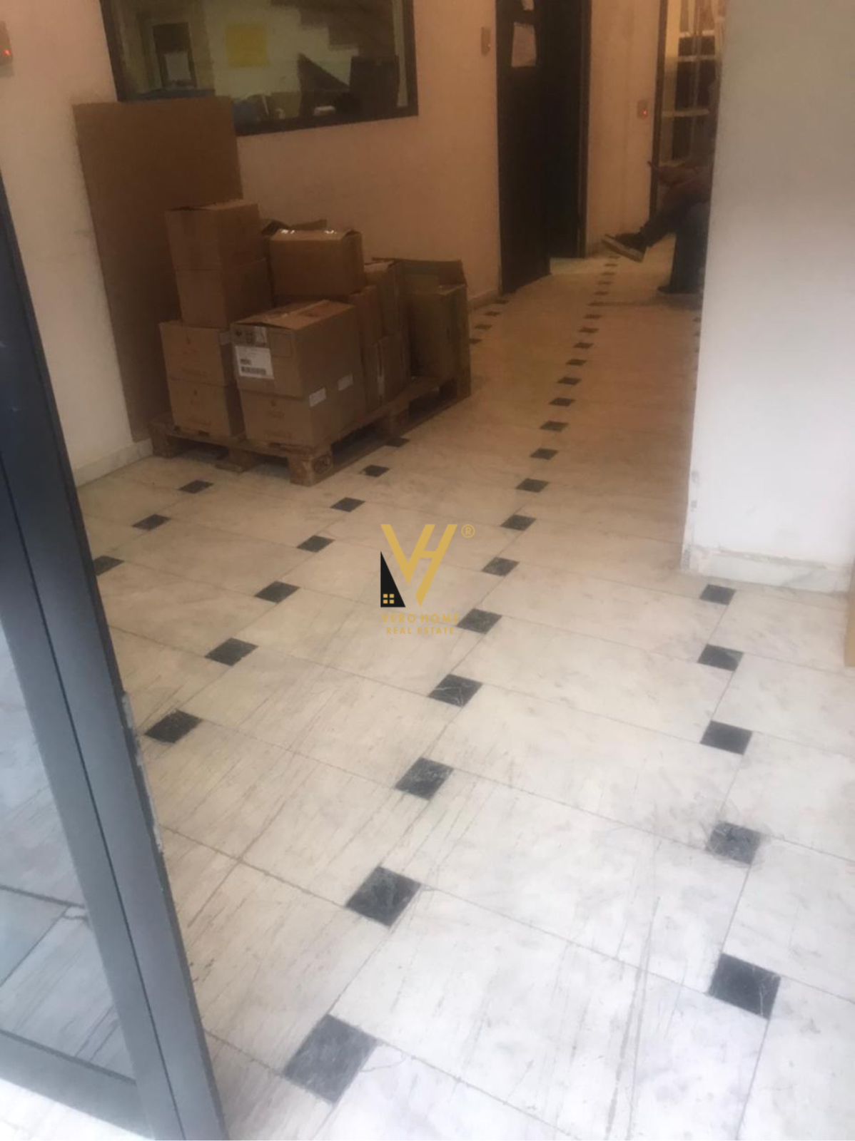 MAGAZINE 1.500 M2 ME QERA NE VORE 2.000 EURO