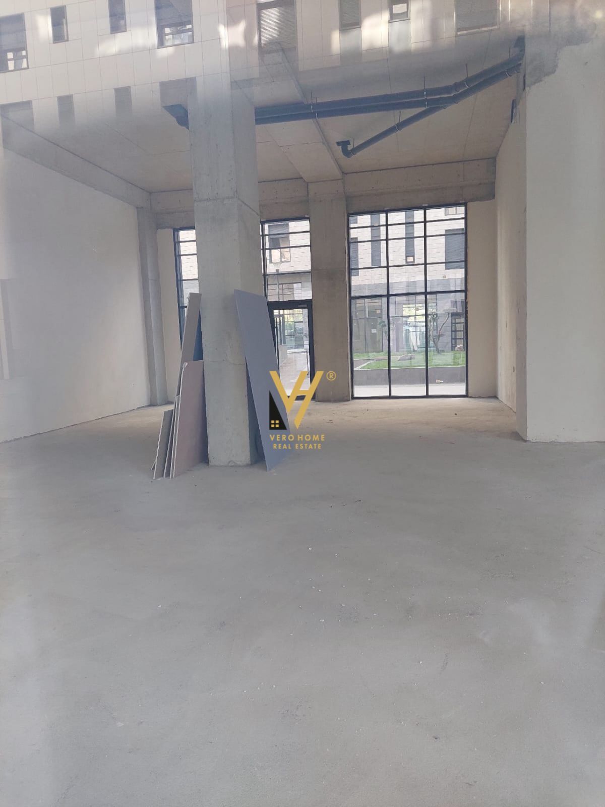 SHITET DYQAN 350 M2 NE PORCELAN 1.120.000 EURO