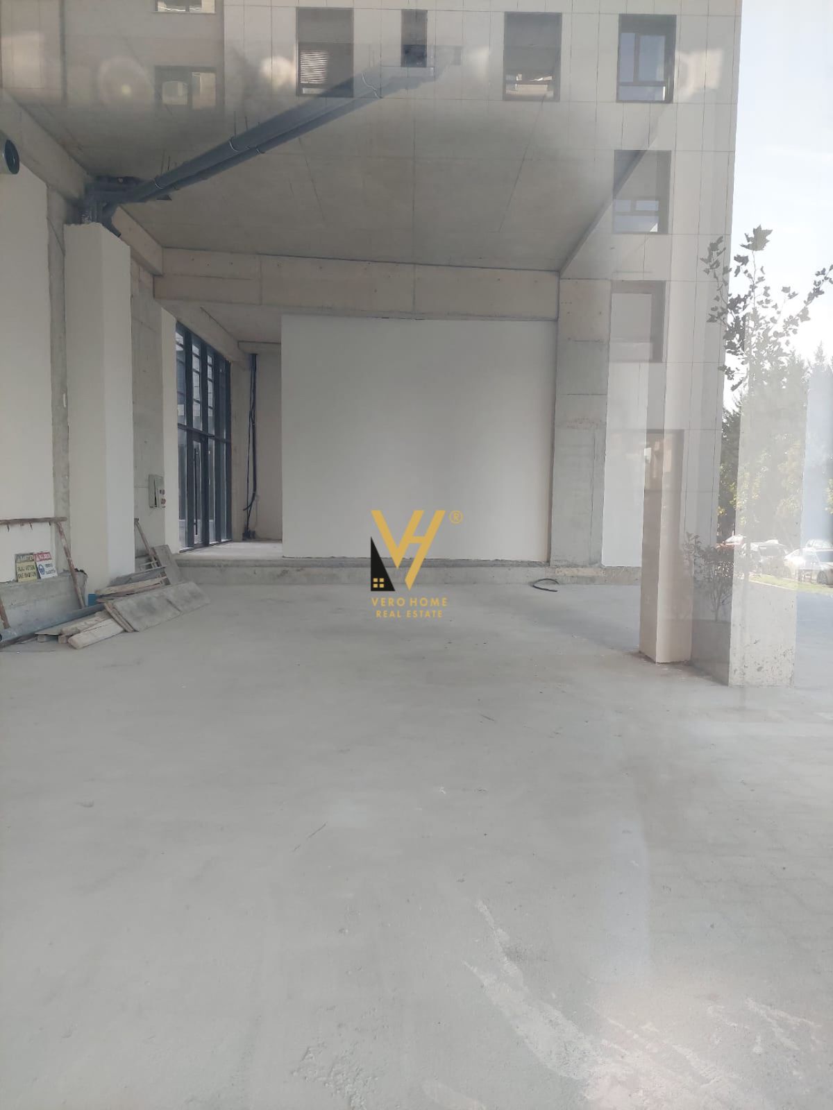 SHITET DYQAN 350 M2 NE PORCELAN 1.120.000 EURO