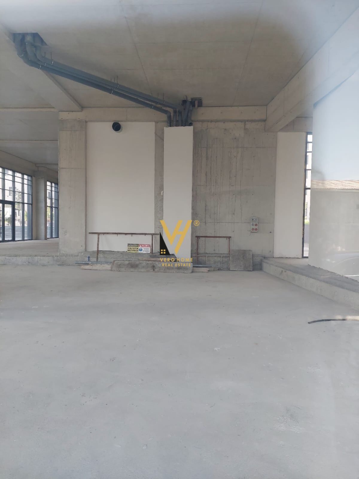 SHITET DYQAN 350 M2 NE PORCELAN 1.120.000 EURO