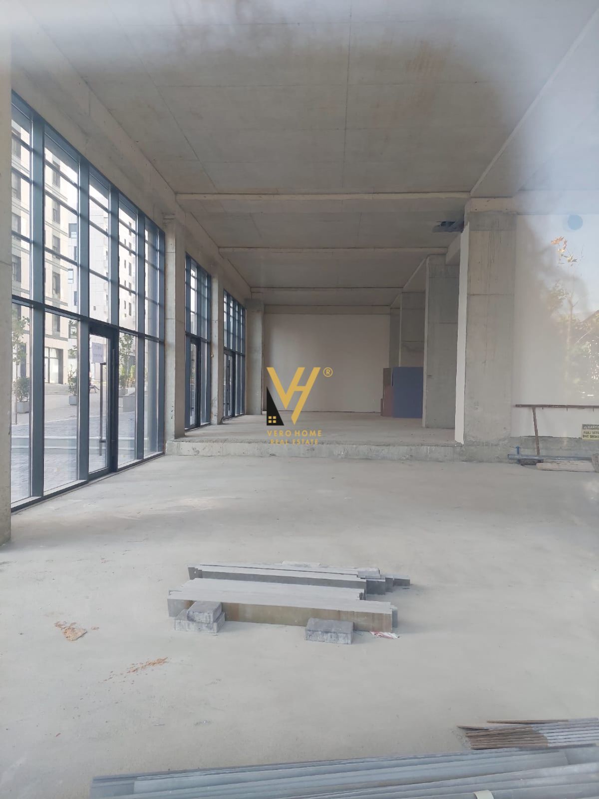 SHITET DYQAN 350 M2 NE PORCELAN 1.120.000 EURO