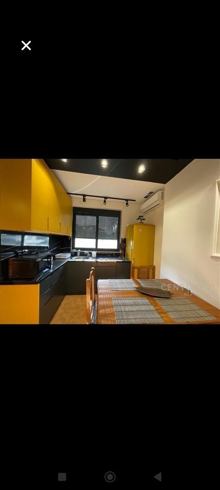 Qera shkembi kavajes 1+1 30 meter nga deti