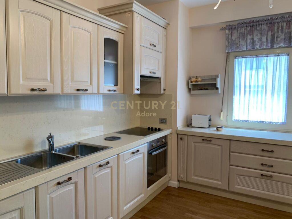 Qira | Apartament 2+2+2 | Pazari i Ri | €900