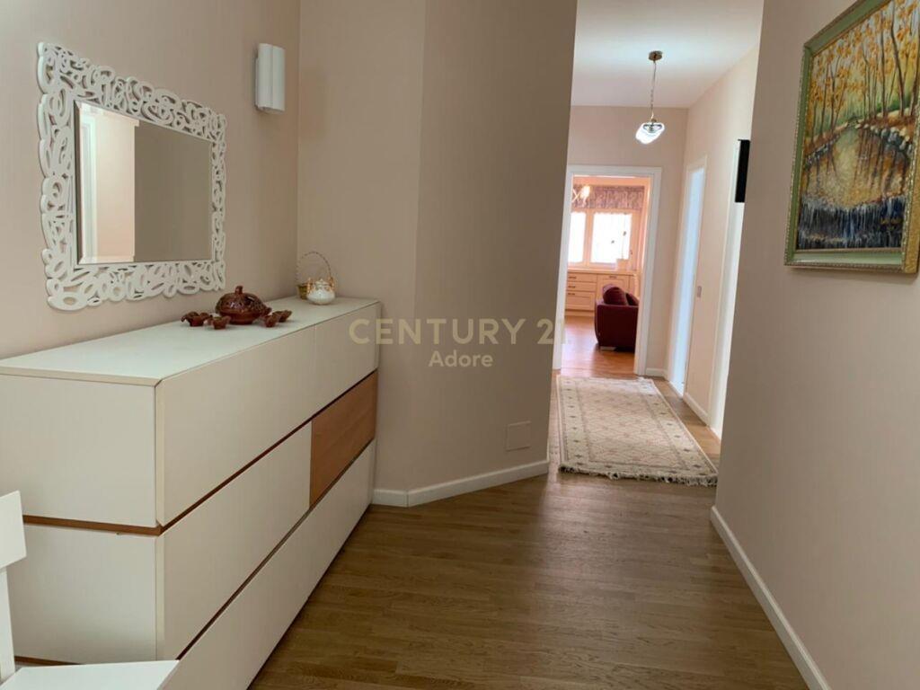 Qira | Apartament 2+2+2 | Pazari i Ri | €900