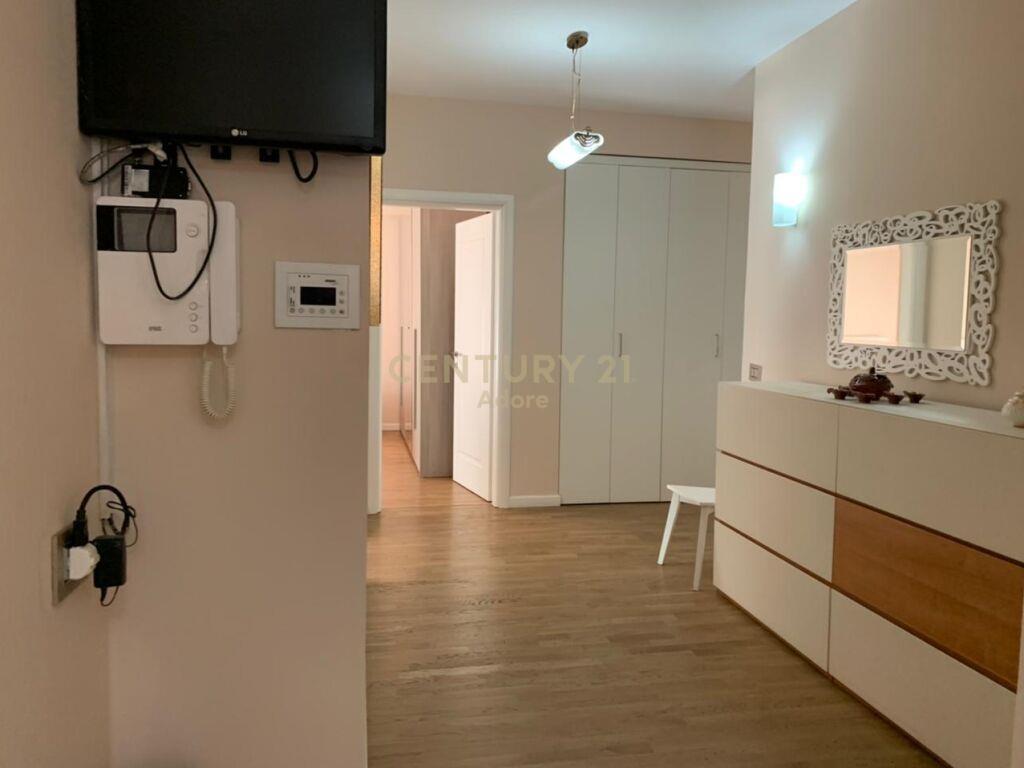 Qira | Apartament 2+2+2 | Pazari i Ri | €900