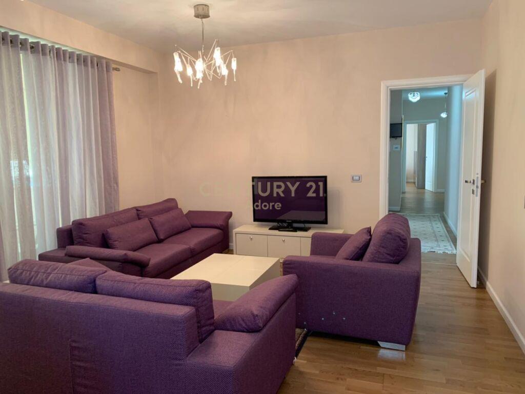 Qira | Apartament 2+2+2 | Pazari i Ri | €900