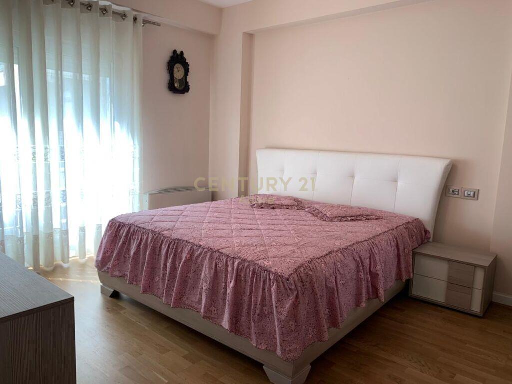 Qira | Apartament 2+2+2 | Pazari i Ri | €900