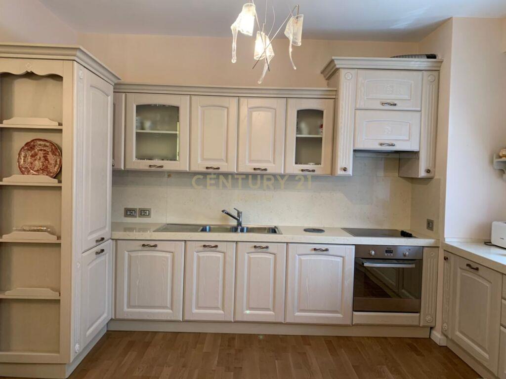 Qira | Apartament 2+2+2 | Pazari i Ri | €900