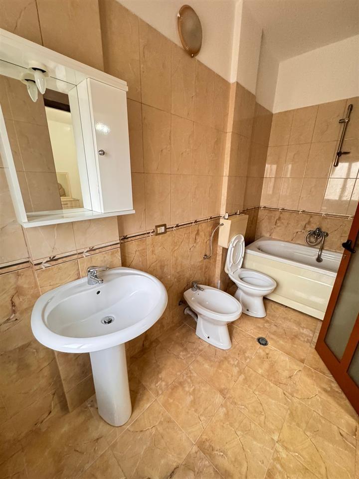 JEPET ME QERA KATI I 2 I NJE SHTEPIE PRIVATE!