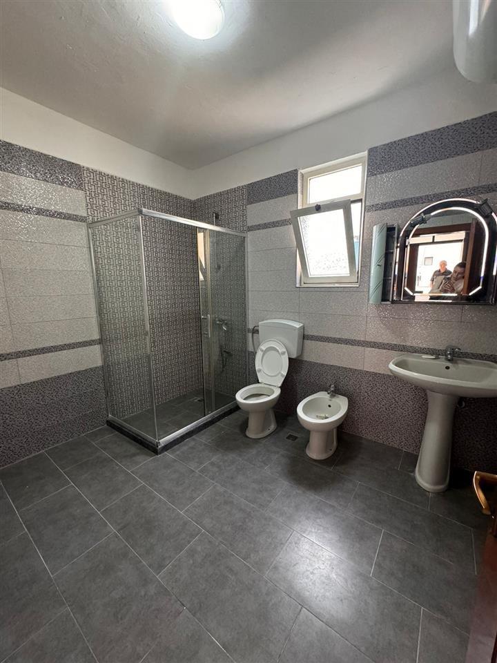 JEPET ME QERA KATI I 2 I NJE SHTEPIE PRIVATE!