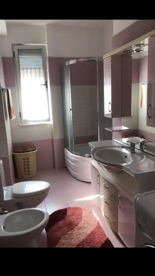 Shitet apartament me garazh