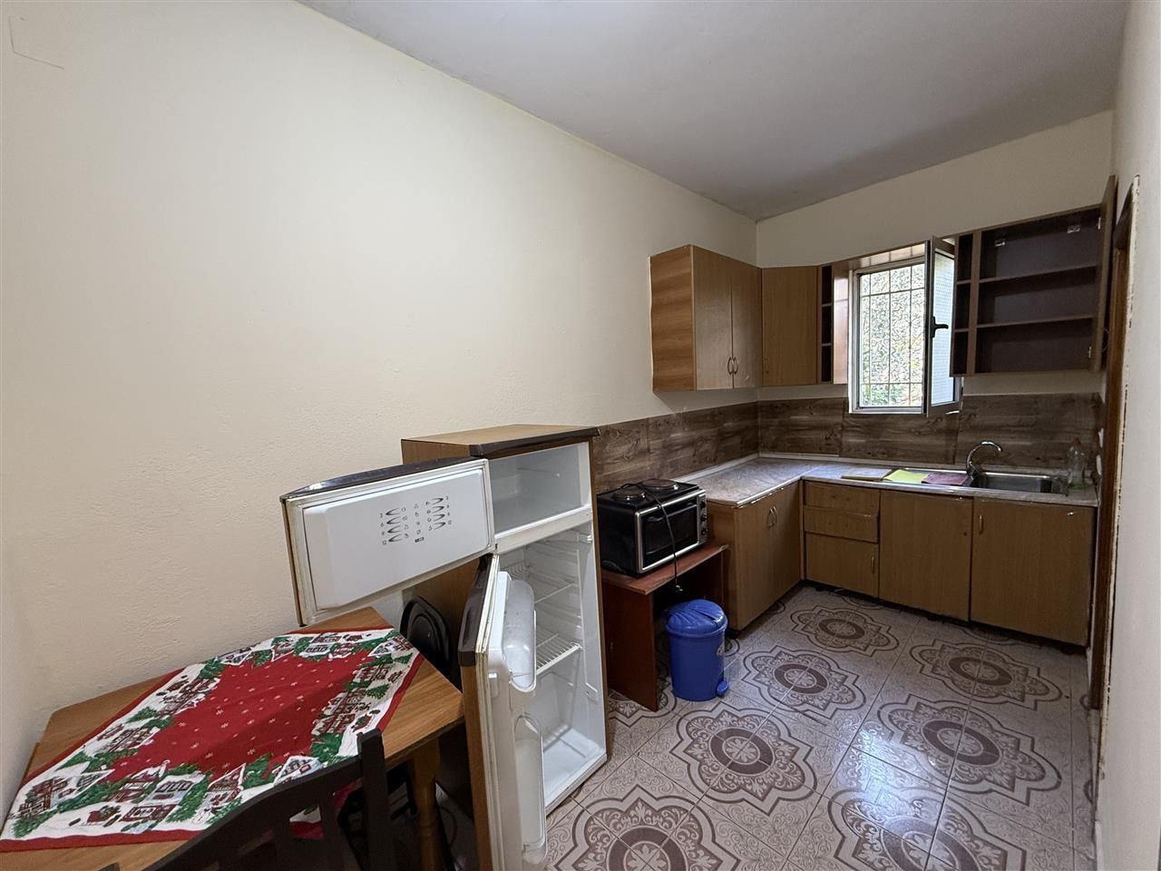 Jepet me qera shtepi e mobiluar 1+1 adresa tregu elektrik