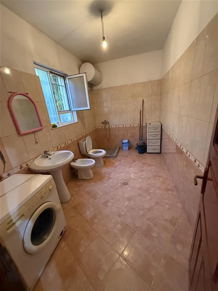 Jepet me qera shtepi e mobiluar 1+1 adresa tregu elektrik