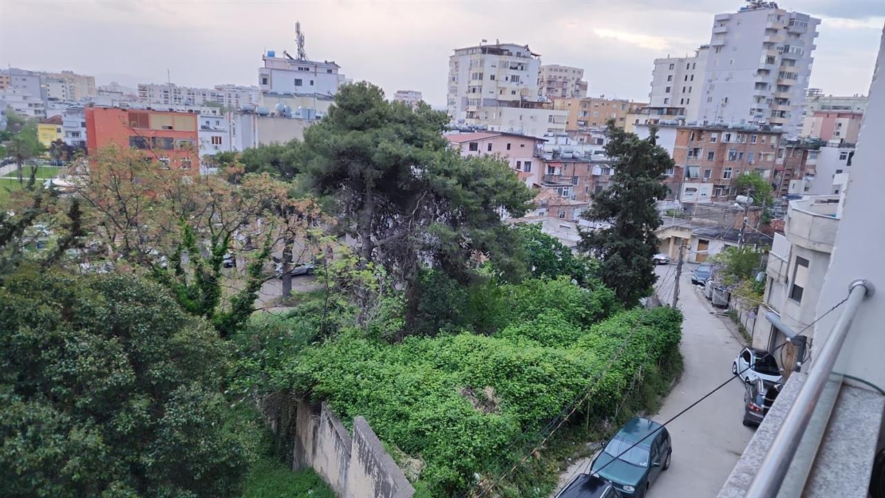 Shitet Apartament 1+1 tek Muzeumi me pamje