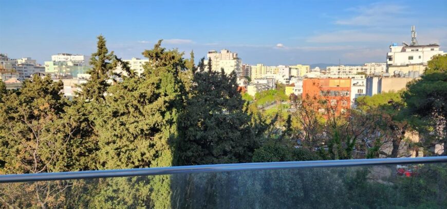 Shitet Apartament 1+1 tek Muzeumi me pamje