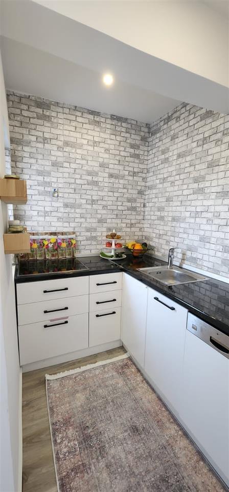 Shitet Apartament 1+1 tek Muzeumi me pamje