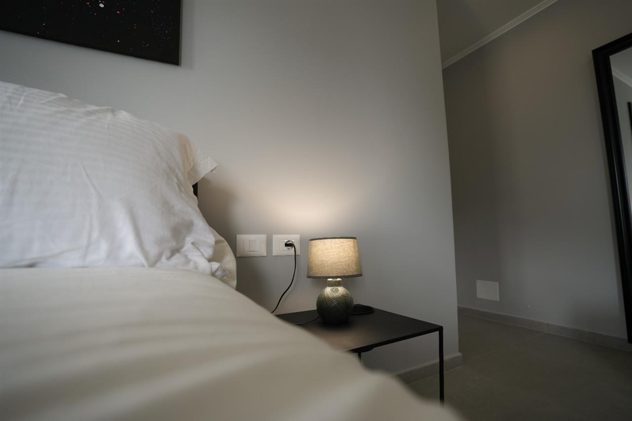 Qira| White Hill, Currila| 2+1