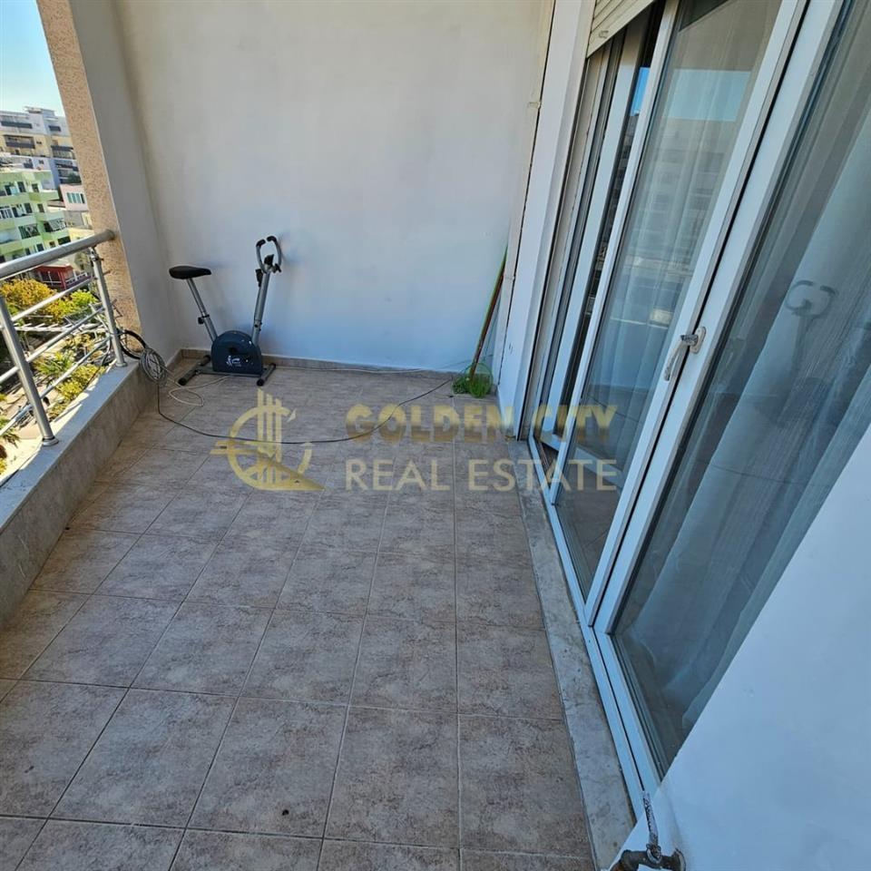 Shitet apartament 1+1