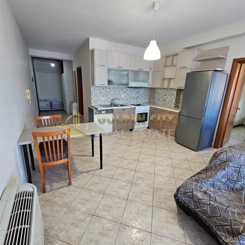 Shitet apartament 1+1