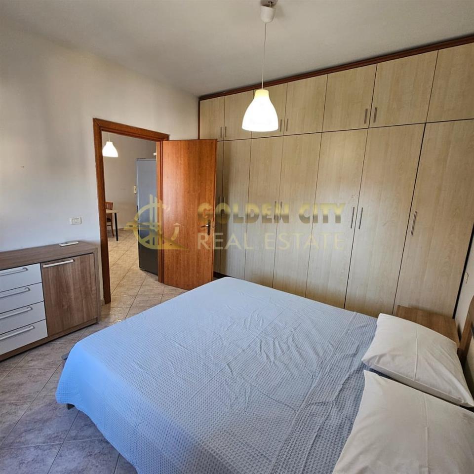 Shitet apartament 1+1