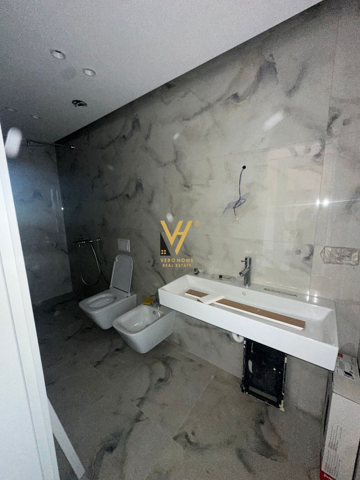 AMBIENT 110M2 TE RRUGA E KAVAJES 1.350 EURO